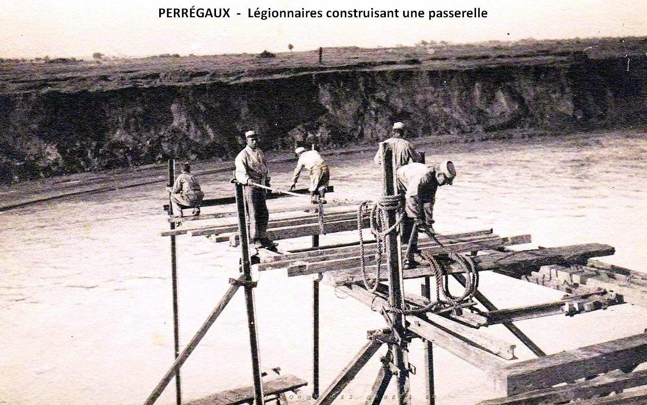 1782- Perregaux - Legionnaires construisant une passerelle.jpg